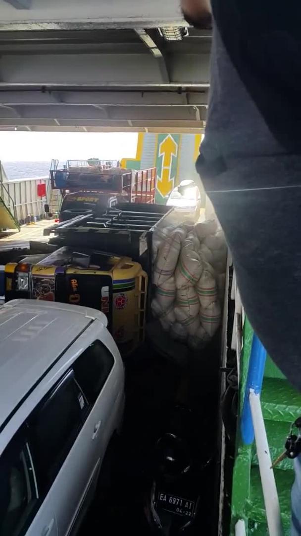 Truck Tips over in Ferry Jukin Licensing