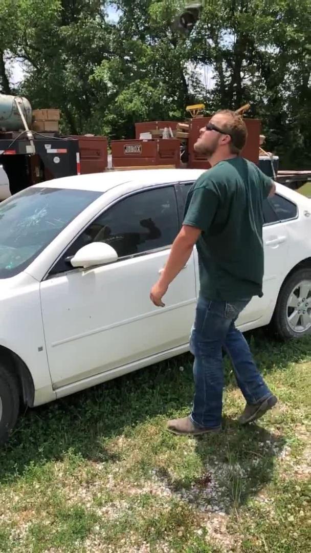 Groomsman Rips Pants While Attempting the Splits at Wedding Jukin
