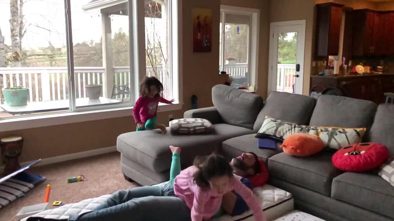 Little Girl Falls off Couch onto Dad Kneeing Him in Crotch Jukin