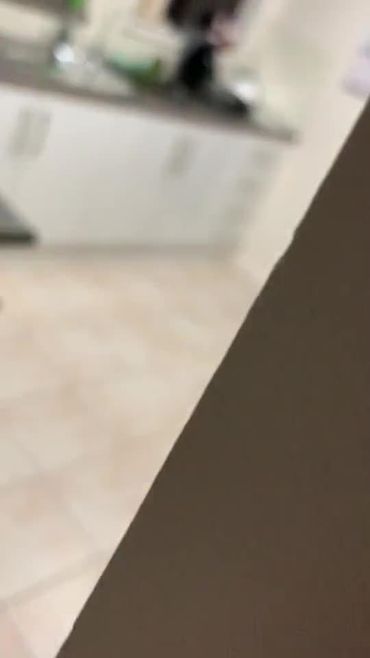 Guy Lays Tin Foil on Kitchen Counter to Stop Cat From Jumping on it