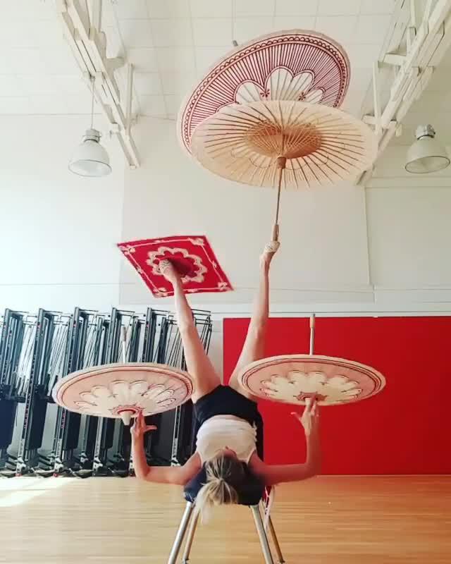 Circus Artist Solves Four Rubik's Cubes While Juggling Them Jukin