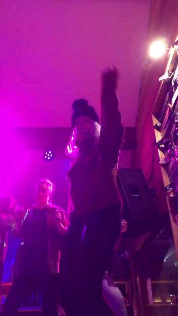 Girl Falls While Dancing on Table and Faceplants to the Floor Jukin