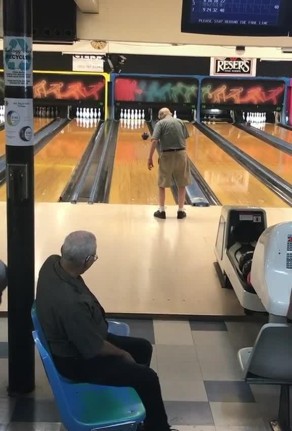 Guy Surprisingly Strikes in Bowling While Doing Funny Dance Jukin