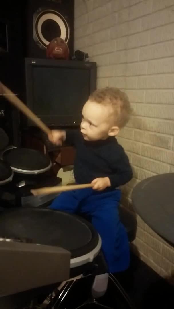 TwoYearOld Drums along to Foo Fighters Jukin Licensing