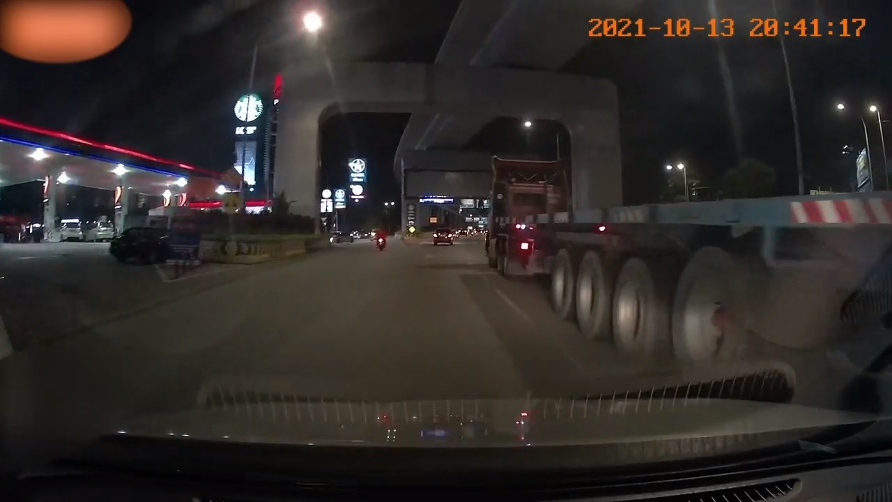 Car Rolls Back on Highway and Almost Hits Vehicle Jukin