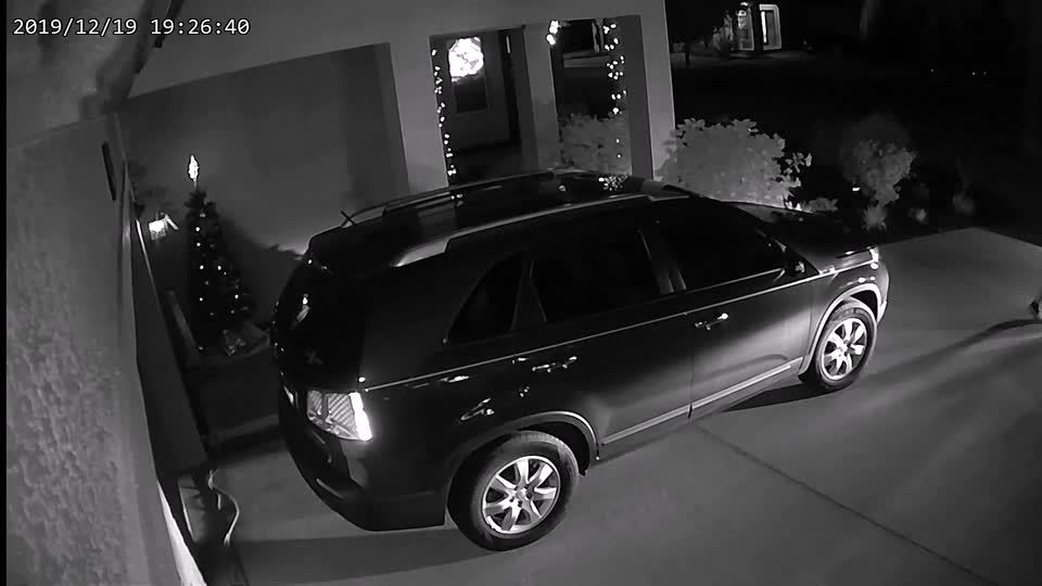 Delivery Driver Snaps Photo of Delivery and Leaves with Package Jukin