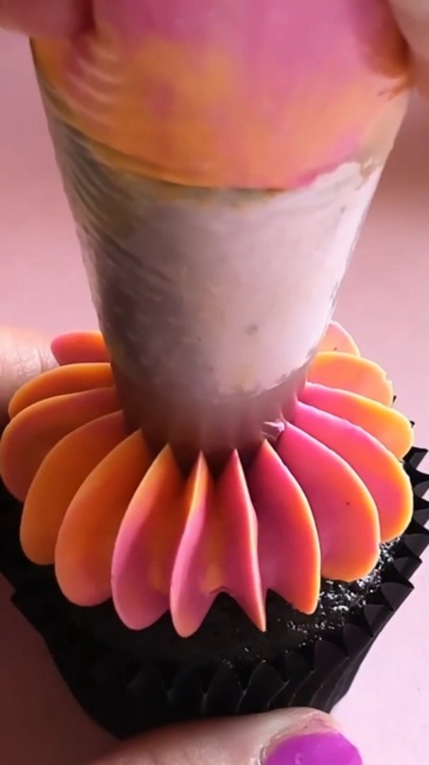 Award-Winning Cupcake Artist Decorates Mini Cupcake With Colorful ...