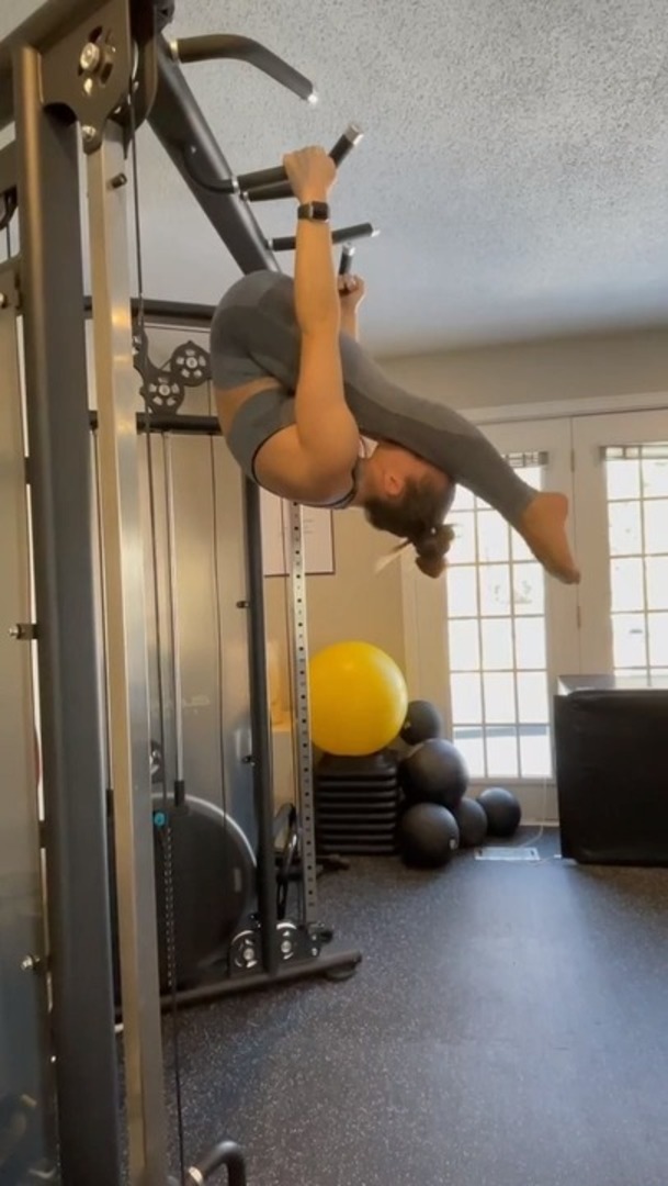 Woman Hanging From PullUp Bar Shows Amazing Strength While Rotating