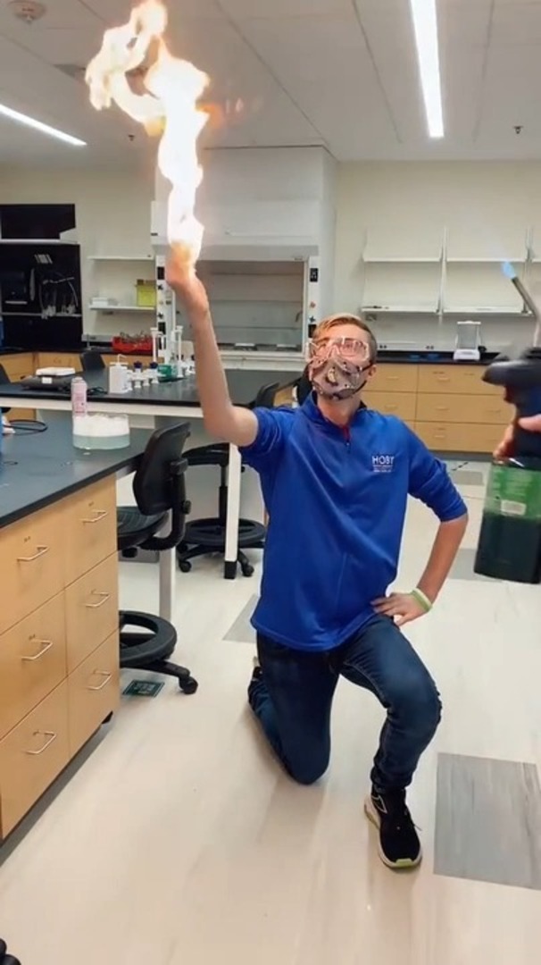 Professional Chemist Sets Butane Bubbles on Fire in His Hand Jukin