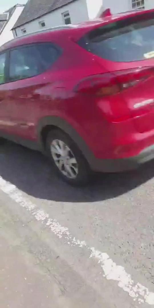 Woman Pulls Handbrakes of Postal Van Parked on the Street to Stop it