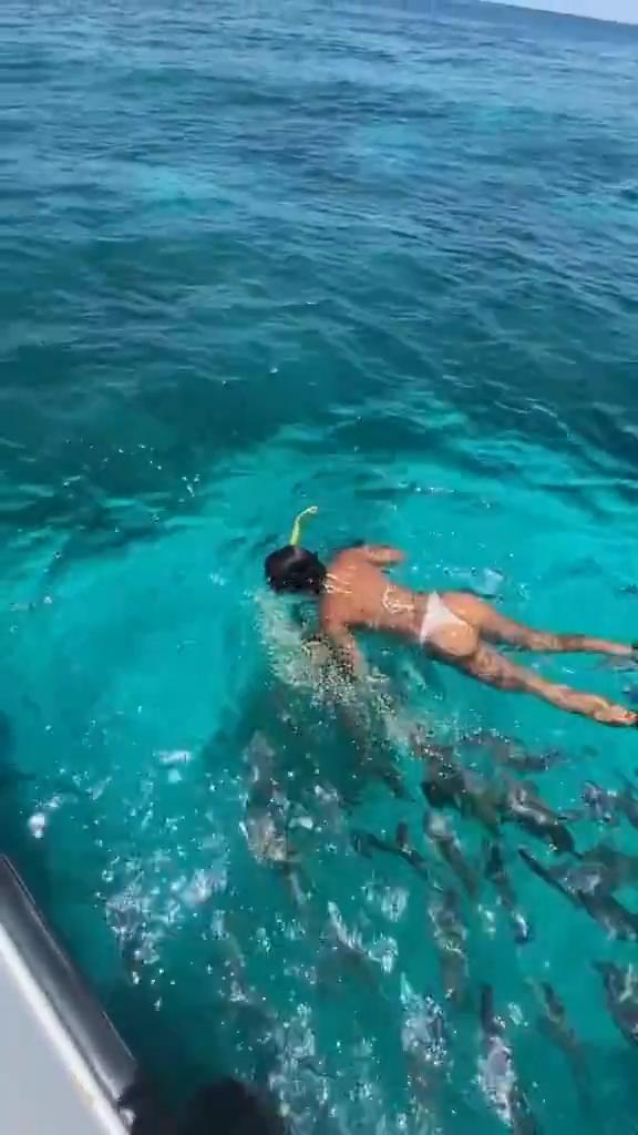 Guy Throws Fish Food at Snorkeling Girlfriend Causing Fish to Swarm