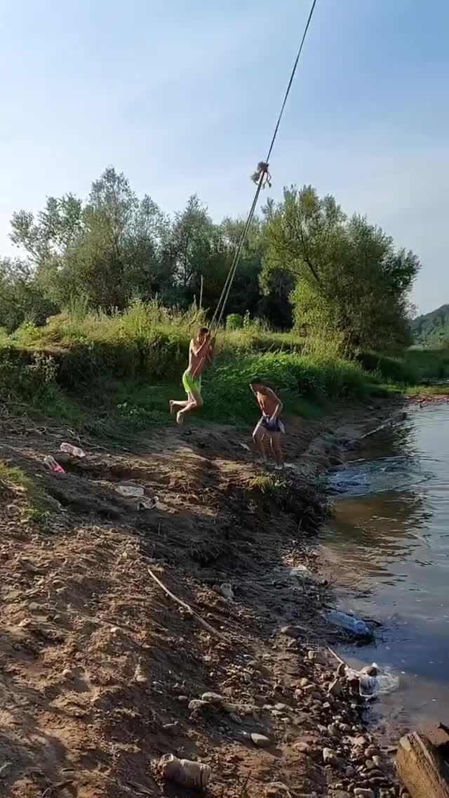 Guy Knocks Out Friend While Rope Swinging Jukin Licensing