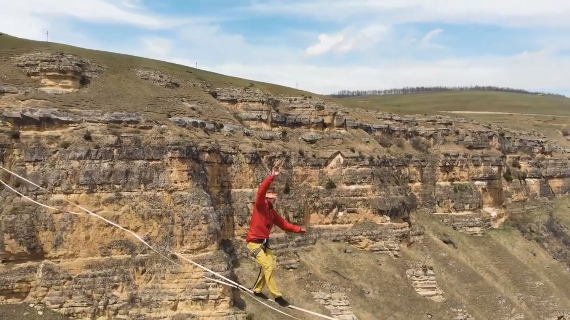 Blindfolded Guy Sets World Record by Walking on 1000 m long Slackline