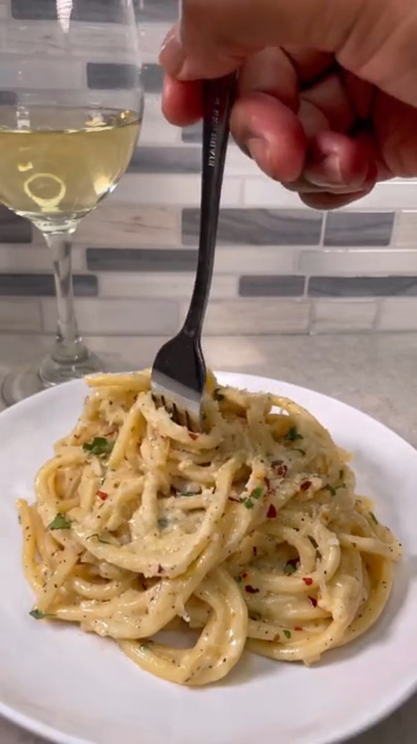 White Wine Garlic Butter Bucatini Jukin Licensing