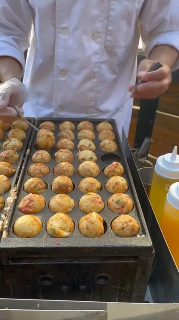 Guy Cooks Traditional Japanese Takoyaki on Street of New York Jukin