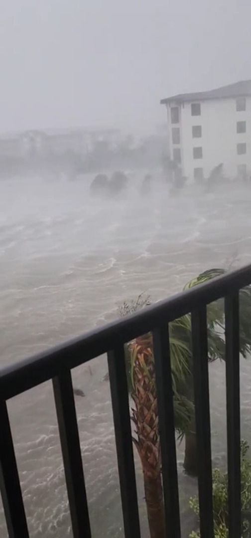 Hurricane Floods Streets Near Apartment Complex in Fort Myers Jukin
