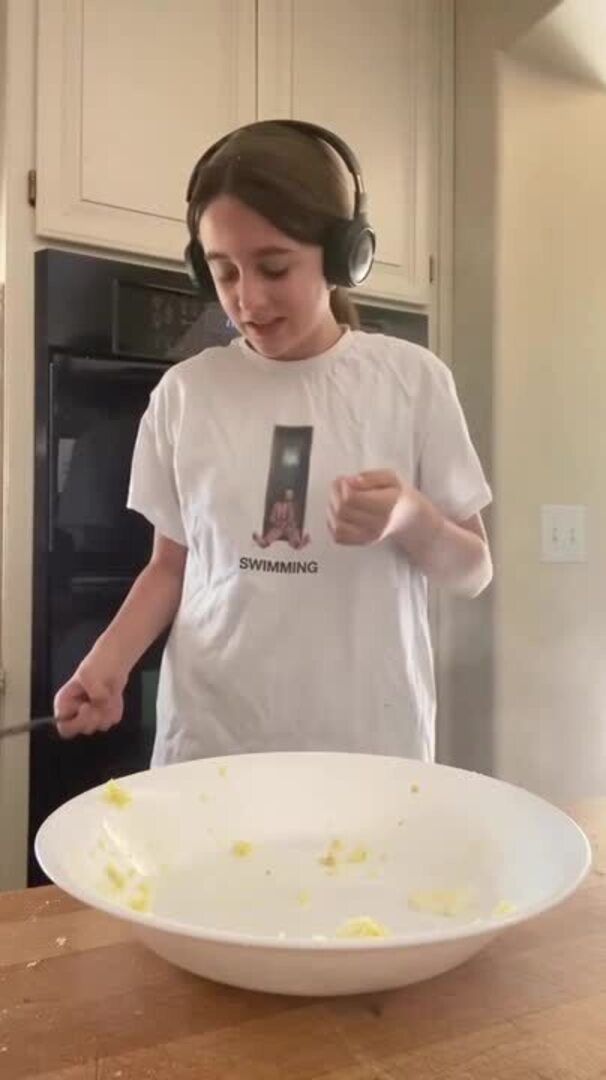 Microwaved Egg Explodes When Girl Cuts It During Experiment Jukin