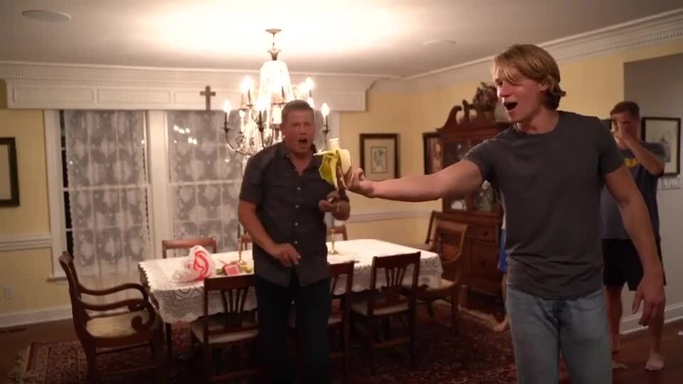 Guy Makes Reality TV Star's Jaw Drop by Showing Unbelievable Cards and Magic Tricks Jukin