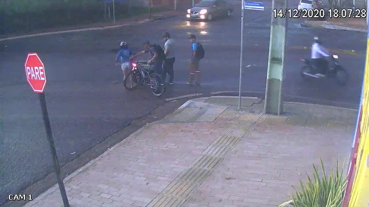 Cyclist Collides with Biker at Busy Intersection Jukin Licensing